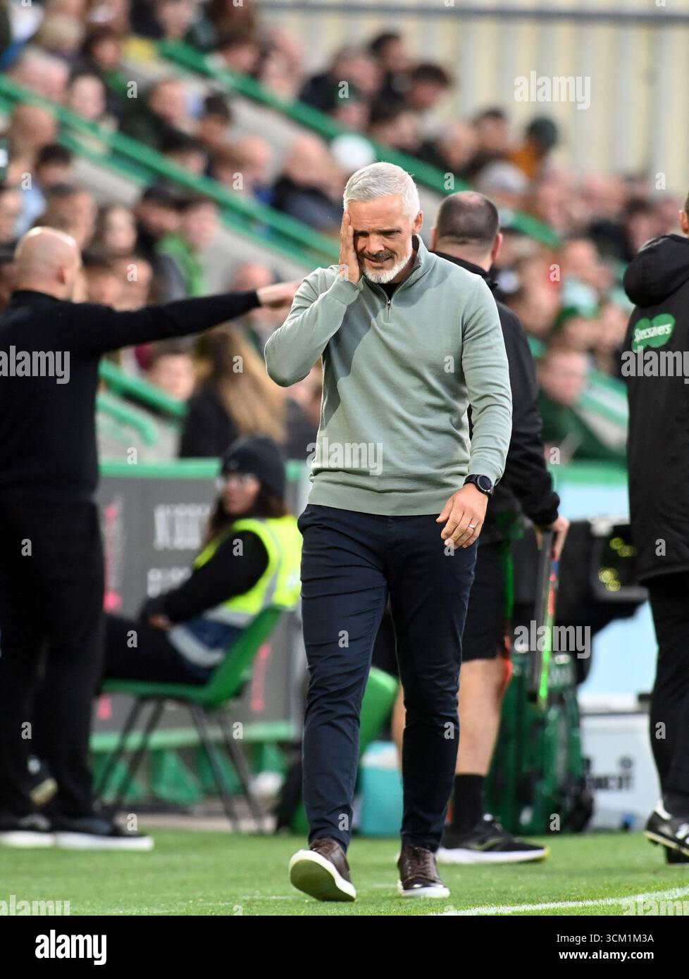 Stade Easter Road, Édimbourg.Écosse Royaume-Uni. 13 septembre 25 .Scottish Premiership match Hibernian v Dundee Utd Under Pressure Dundee Utd Manager Jim Goodwin crédit : eric mccowat/Alamy Live News Banque D'Images