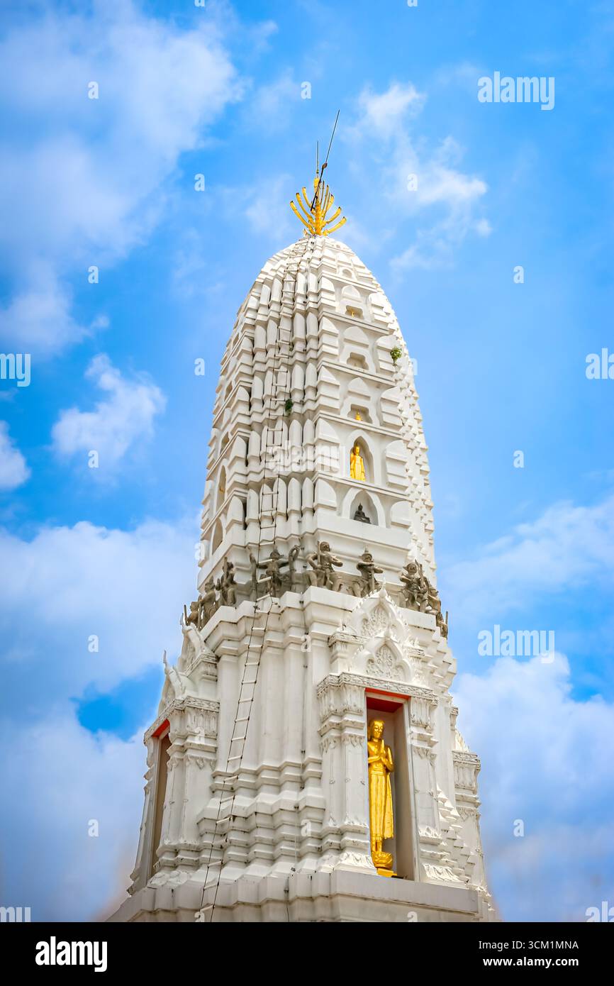 Temple Wat Rakhang à Bangkok, Thaïlande. Stupa blanc avec statues de Bouddha dorées sur un ciel bleu clair, symbole de la culture bouddhiste thaïlandaise. Banque D'Images