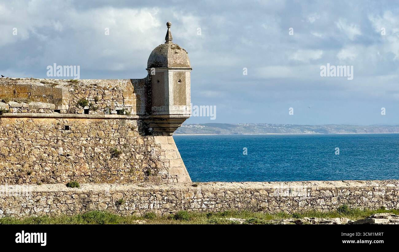 Tourelle à l'angle de forte de Peniche, ancienne prison politique et aujourd'hui Musée national de la résistance et de la liberté à Peniche Portugal Banque D'Images