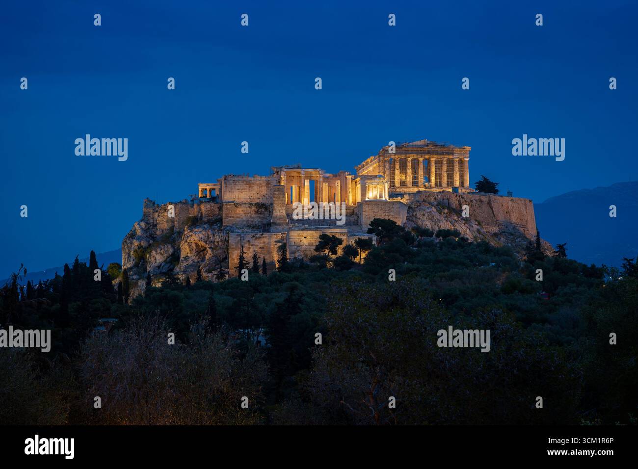 Vue imprenable sur la colline illuminée de l'Acropole et le temple du Parthénon à Athènes, Grèce au crépuscule. Acropole est un site classé au patrimoine mondial de l'UNESCO. Banque D'Images