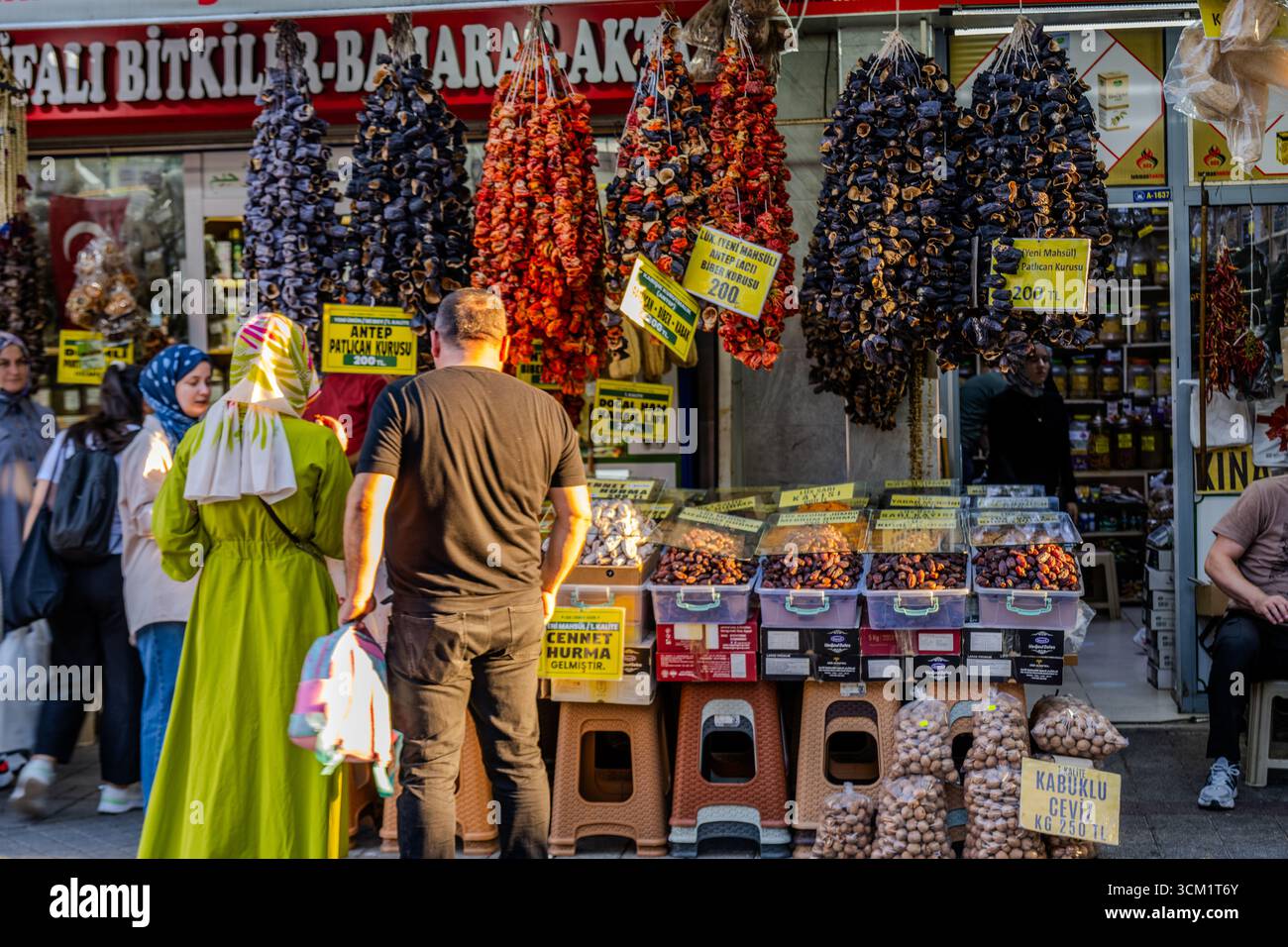 Les gens achètent dans un étal de marché vendant des légumes séchés, des dattes, des noix et des aliments traditionnels turcs. Adapazarı, Sakarya, Türkiye – 09 septembre 202 Banque D'Images