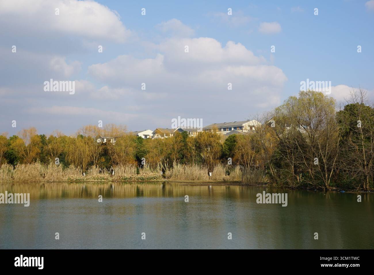 Zhenjiang (Jiangsu), Chine : lac Tayinghu près du temple Jinshan Banque D'Images
