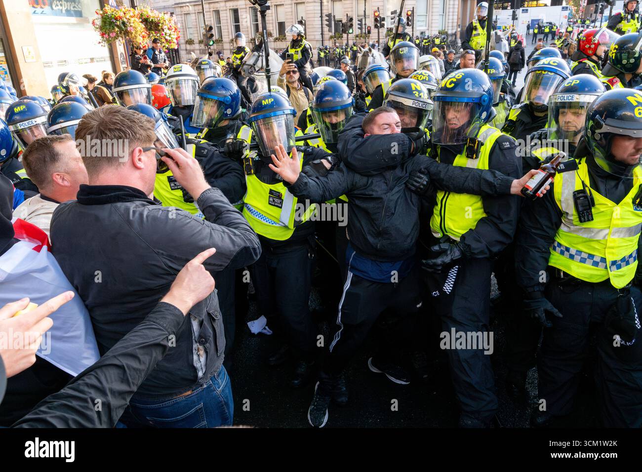 Londres, Royaume-Uni. 13 septembre 2025. Affrontements entre manifestants et policiers lors du rassemblement « Unite the Kingdom » dirigé par Tommy Robinson – 26 policiers ont été blessés (dont quatre grièvement) et 25 personnes arrêtées à la suite de troubles violents, d’agressions et de tentatives de briser les cordons de police. Crédit : Andrea Domeniconi/Alamy Live News Banque D'Images