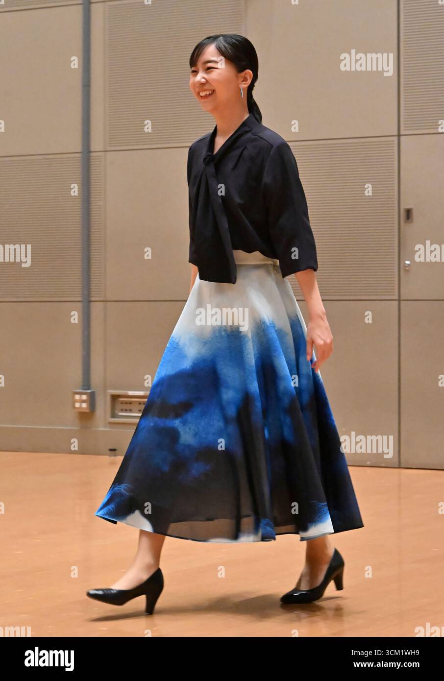 Japanese Princess Kako, a second daughter of Crown Prince Akishino and Crown Princess Kiko, appears at the venue to talk with students from the Kumamoto School for the Deaf, winners of the 12th National High School Sign Language Performance Koshien, in Kurayoshi City, Tottori Prefecture, on September 14, 2025. ( The Yomiuri Shimbun via AP Images ) Banque D'Images