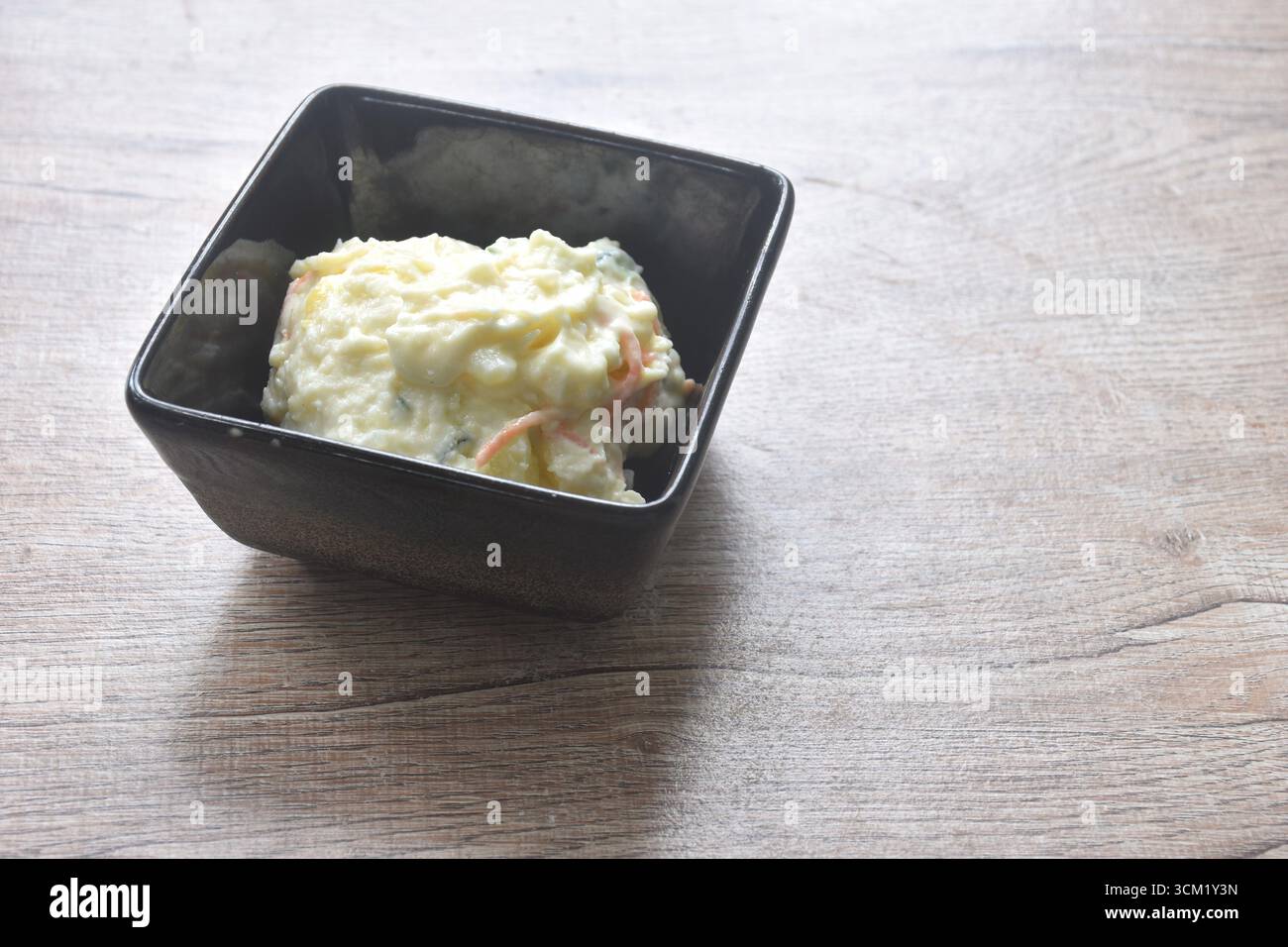 purée de pommes de terre cuite au four avec salade d'œufs durs sauce japonaise sur bol Banque D'Images