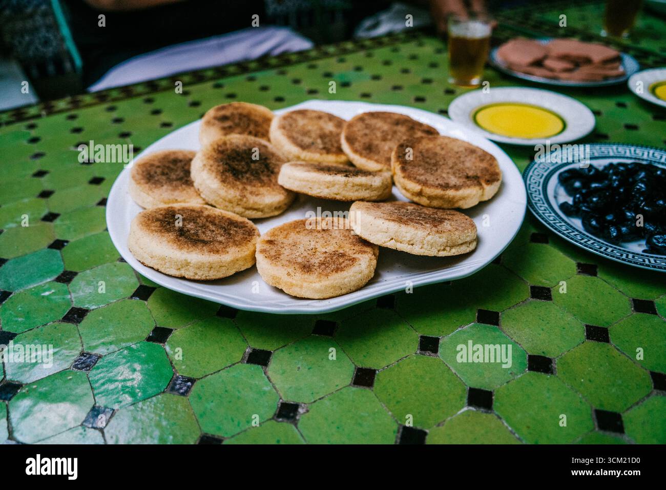 Gâteaux marocains à la farine de maïs Harcha avec huile d'olive – Marrakech, Maroc Banque D'Images