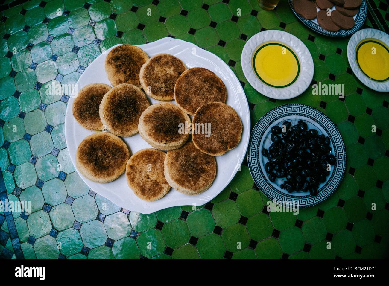 Gâteaux marocains à la farine de maïs Harcha avec huile d'olive – Marrakech, Maroc Banque D'Images