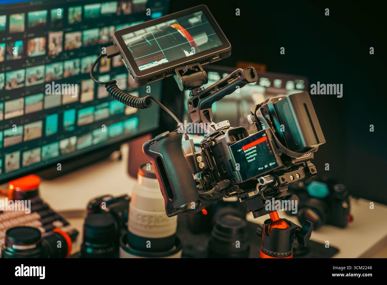 Configuration de la caméra vidéo professionnelle session de tournage en studio montrant la caméra sans miroir avec moniteur externe monté sur trépied pendant le tournage vidéo. Bureau s Banque D'Images