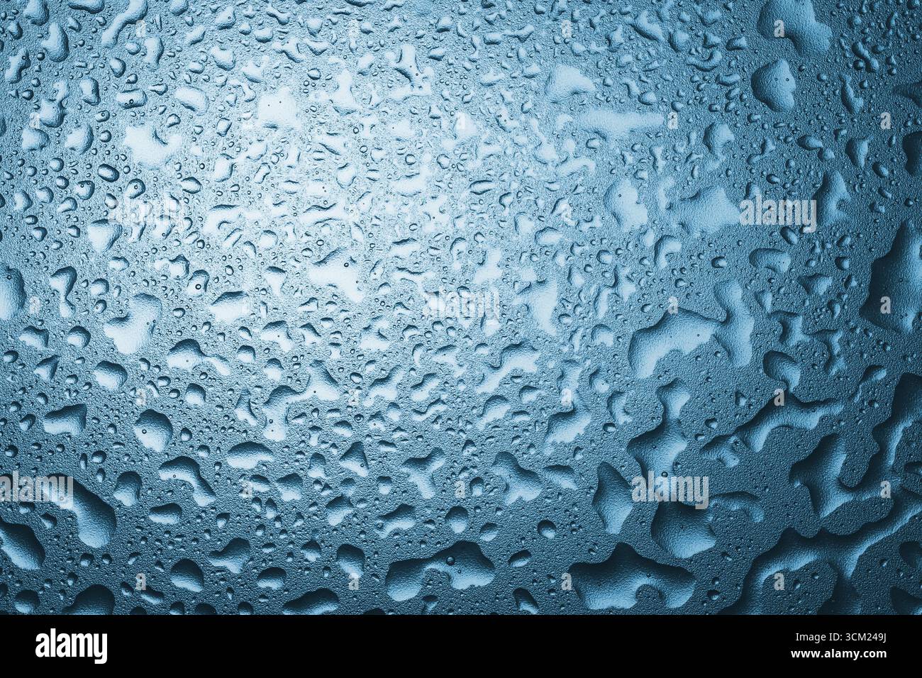 Eau sur une surface rugueuse avec une illusion optique de concave-convexe. Image teintée Banque D'Images