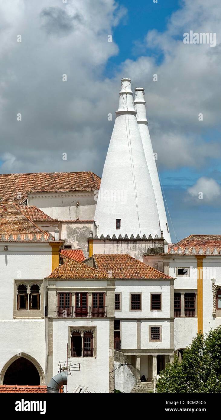 Énorme paire de cheminées coniques qui se rétrécissent vers le ciel au-dessus du Palais National de Sintra Sintra Portugal - Image de stock capturée avec un smartphone