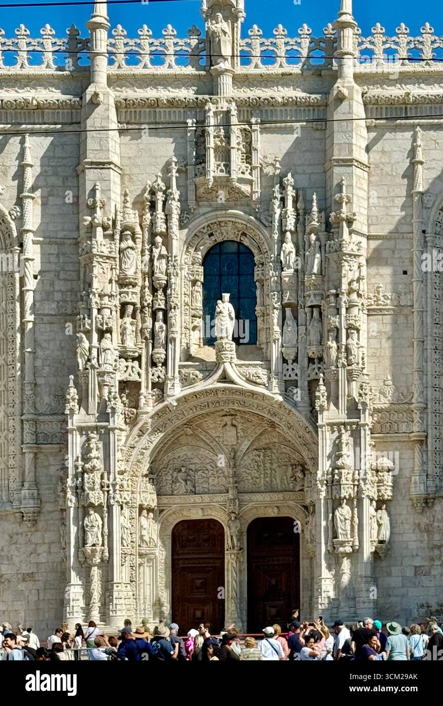 Site du patrimoine mondial de l'UNESCO portail sud du monastère de Jerónimos Belém Lisbonne Portugal - Image de stock capturée avec un smartphone