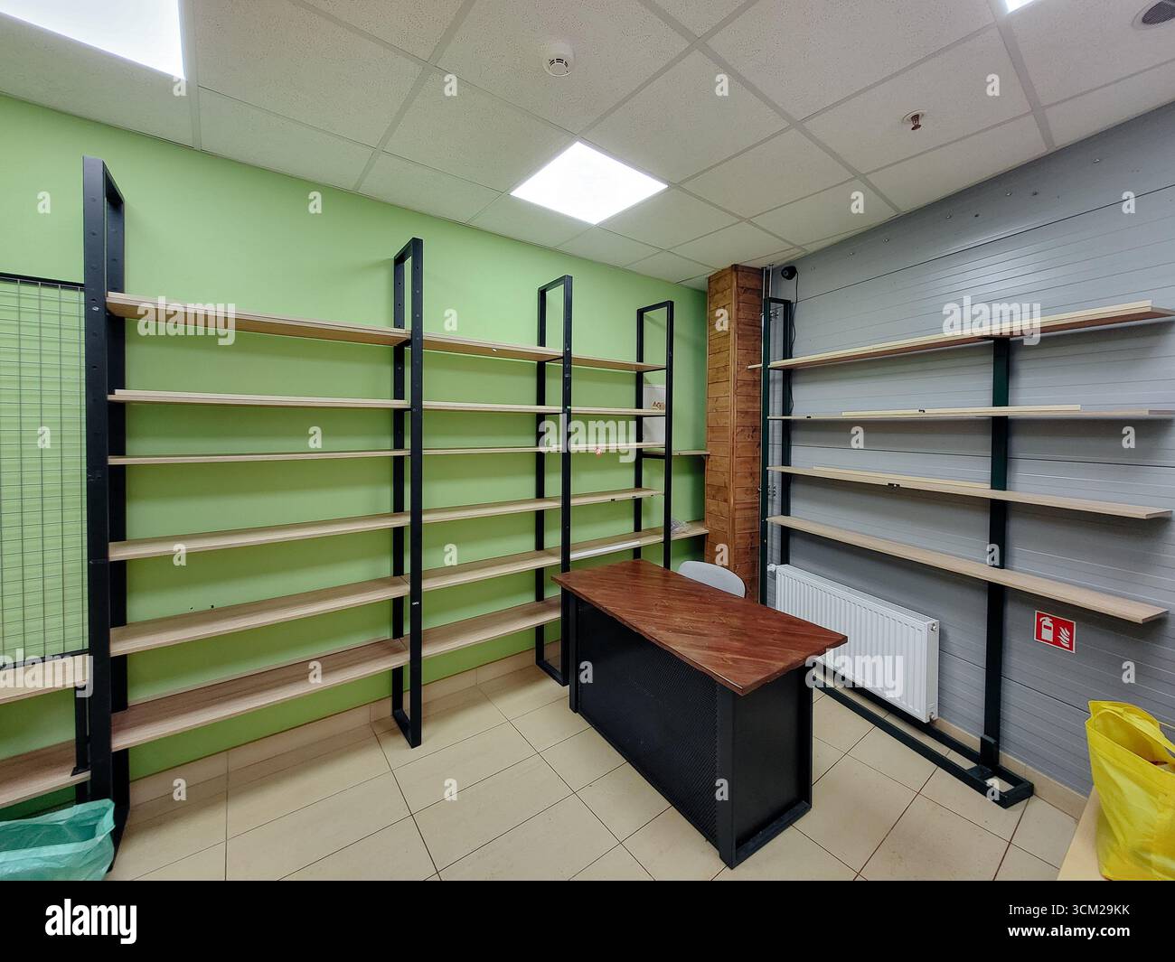 Espace commercial à louer avec étagères et étagères pour les petites entreprises. Unité de vente au détail avec étagères installées disponible à la location Banque D'Images