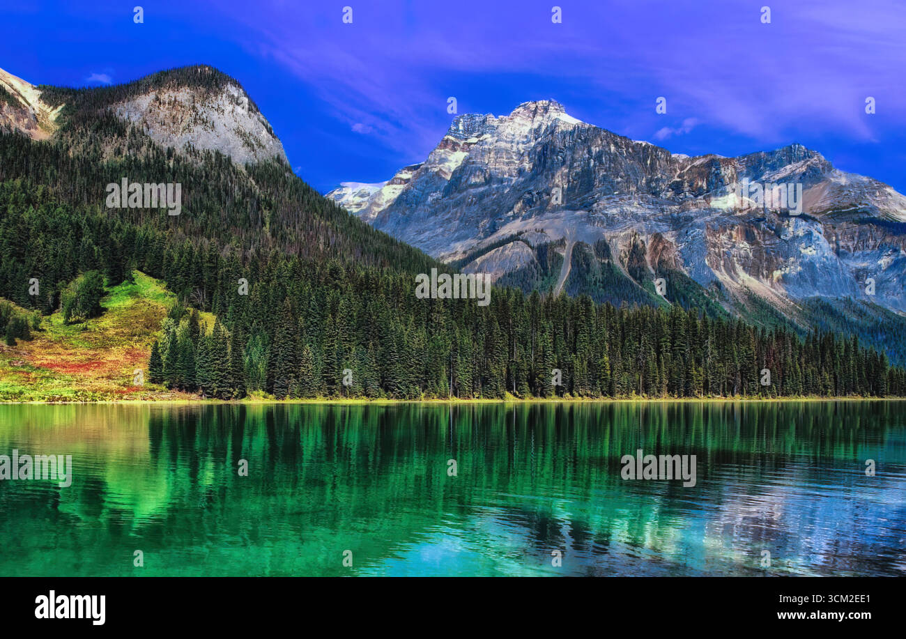 Lac de montagne pittoresque sous un ciel ouvert ; pics accidentés, eau vitreuse et couleurs pastel du coucher du soleil dans une scène alpine tranquille. Illustration de Vecteur