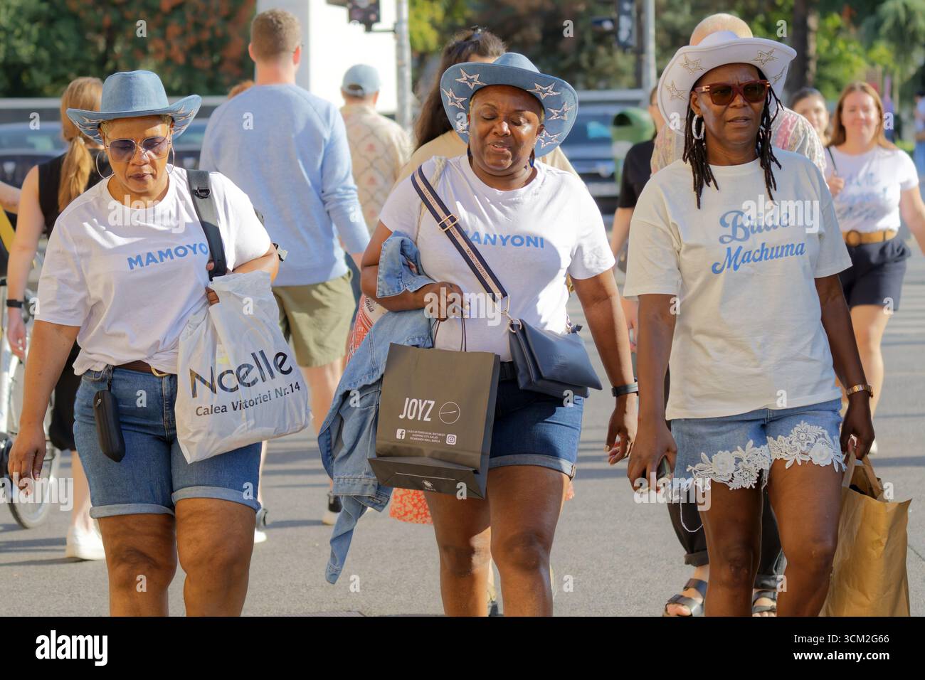 Trois femmes noires touristes avec des sacs, allant dans la rue Banque D'Images