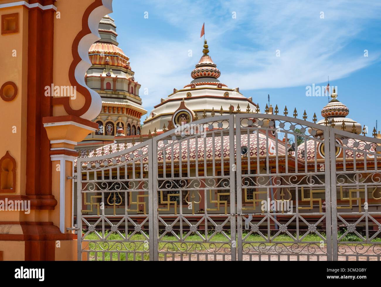Architecture de temple hindou. Temple coloré dans la ville de Mapusa de Goa Inde. Photo de voyage, personne. Banque D'Images