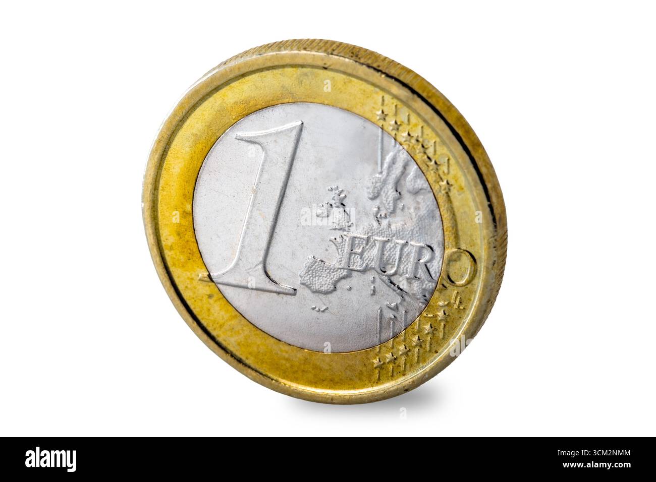 Gros plan d'une pièce en euros isolé sur fond blanc avec chemin de détourage inclus Banque D'Images