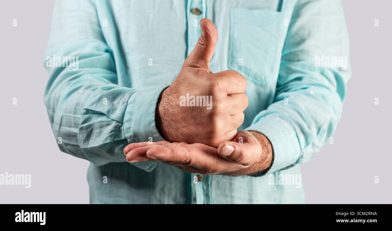L'homme sourd montre sa main pour l'aide ou l'aide comme langue des signes. Concept de langage corporel des sourds. Photo de haute qualité Banque D'Images