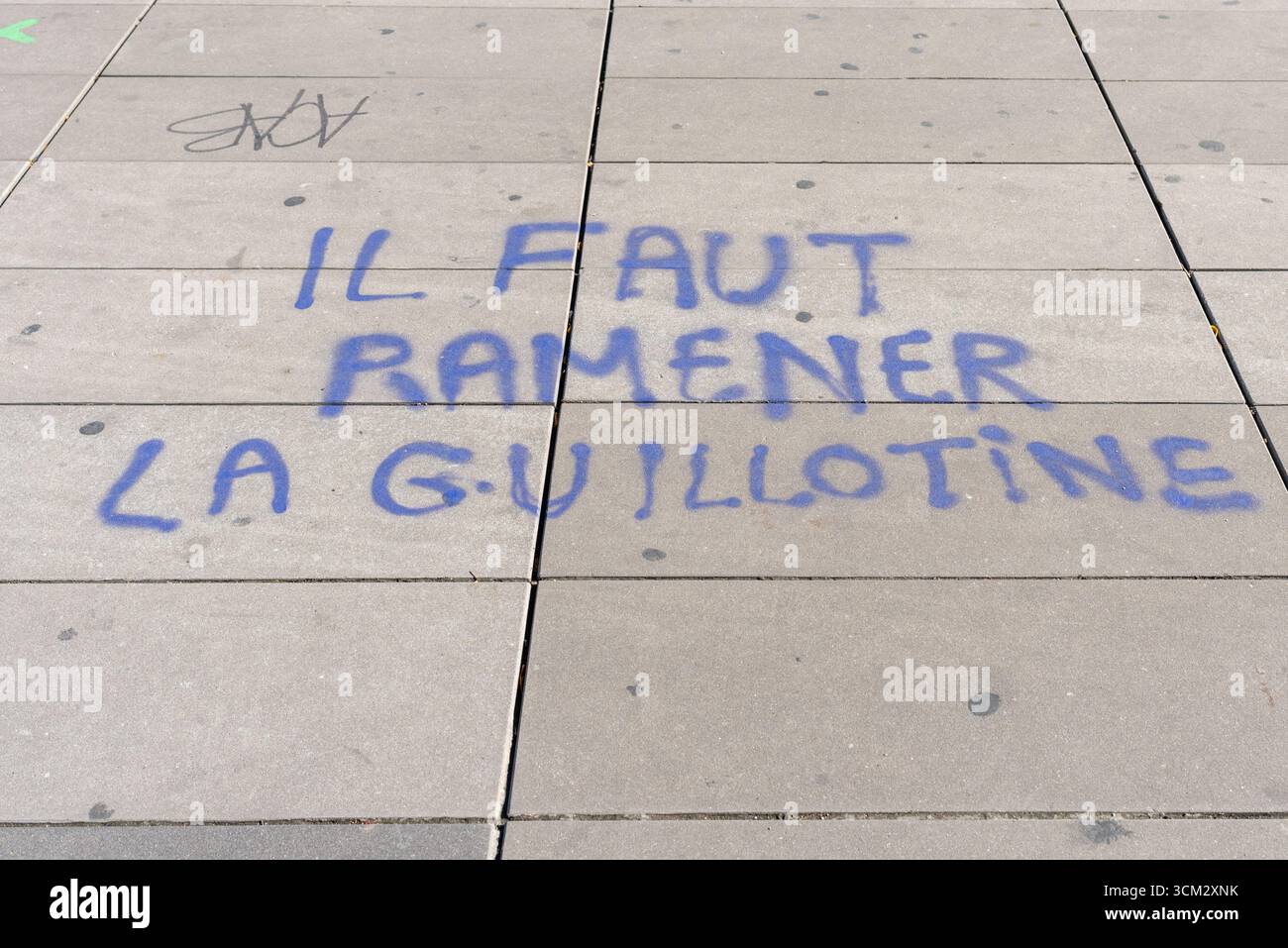 Le slogan 'il faut ramener la guillotine' (il faut ramener la guillotine) écrit sur la place de la République lors des manifestations à Paris Banque D'Images
