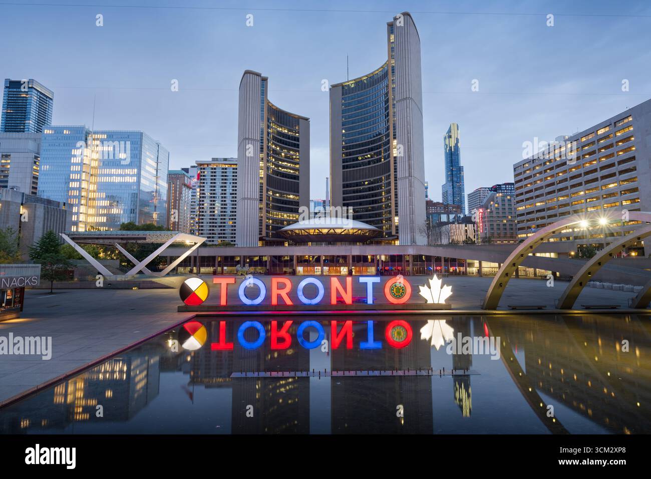 TORONTO, CANADA - OCOTBER 13, 2024 : L'hôtel de ville de Toronto au crépuscule. L'architecture moderne néo-expressionniste a ouvert ses portes en 1965. Banque D'Images