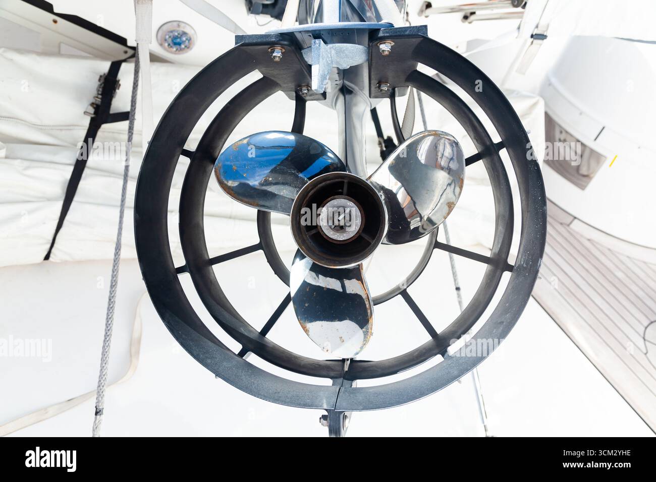 Hélice à moteur pour yachts à moteur et bateaux dans un boîtier de protection en acier sur un bateau, gros plan. Banque D'Images