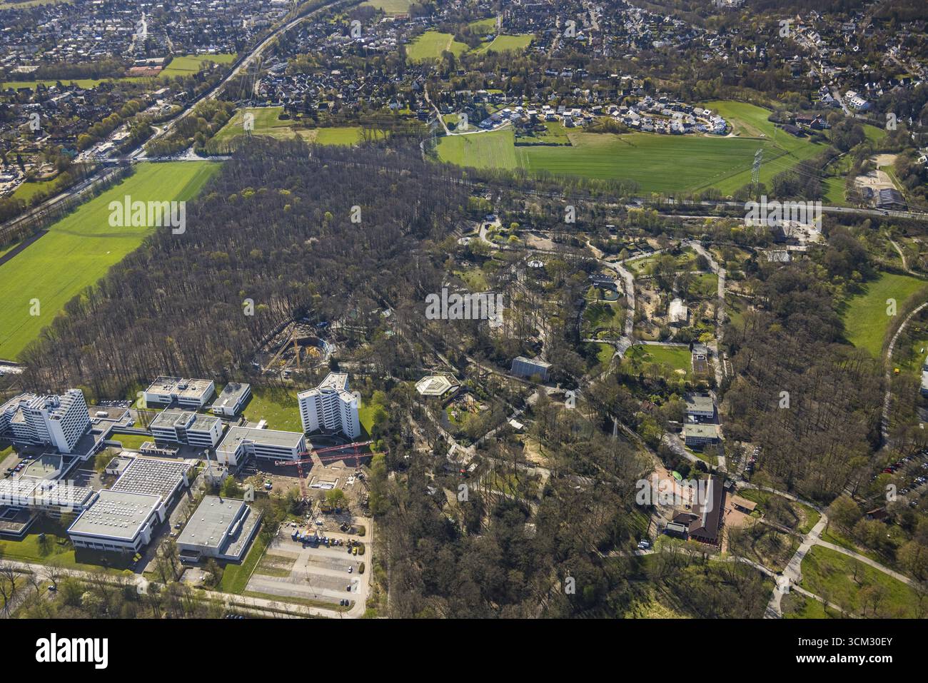 Vue aérienne, BFW Berufsfoerderungswerk Dortmund, zoo de Dortmund et chantier de construction d'un nouvel enclos à phoques, Rombergpark-Luecklemberg, Dortmund, Ruhr Ar Banque D'Images