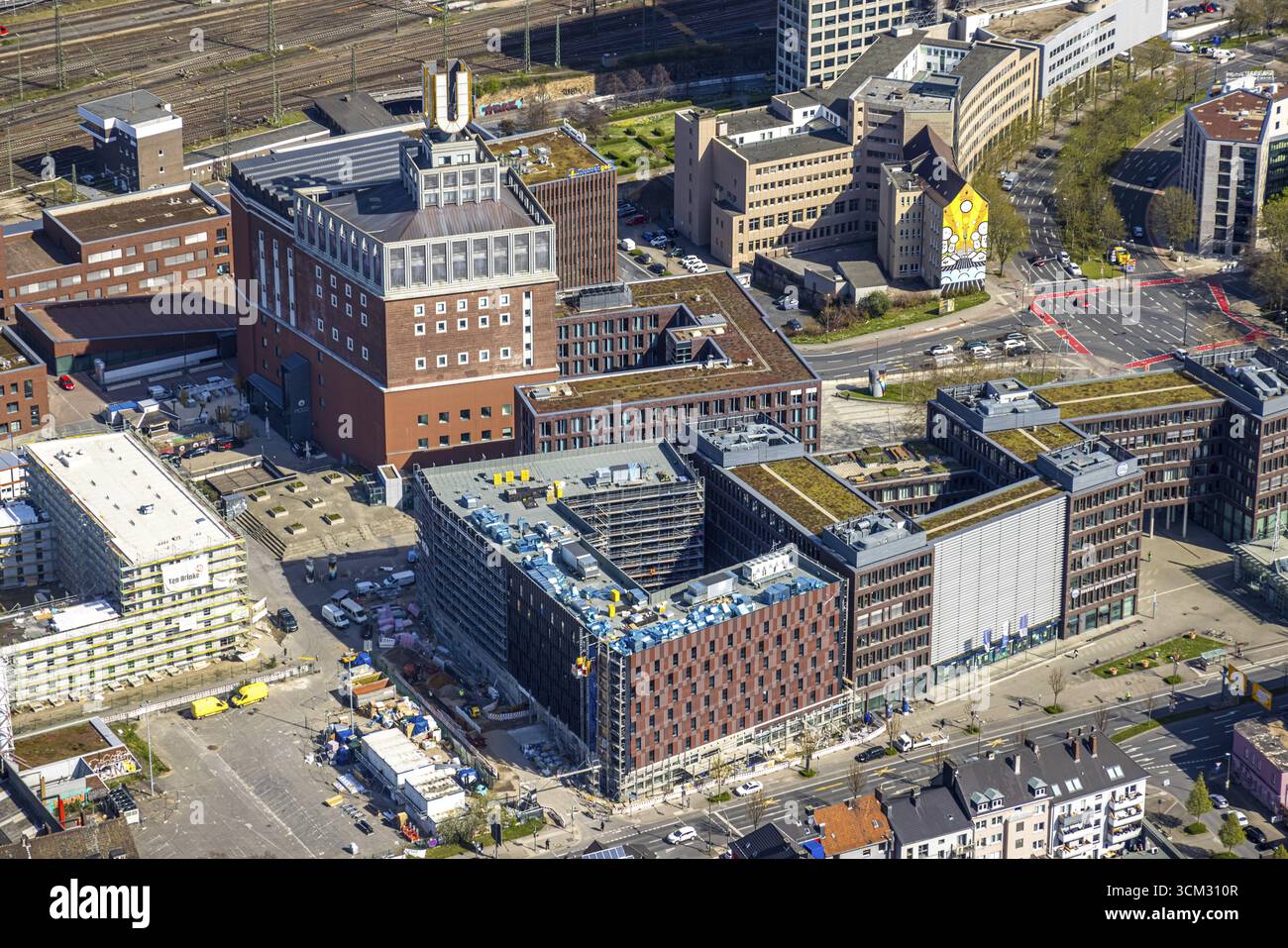 Vue aérienne, Dortmunder U, chantier de construction avec nouveau bâtiment hôtelier Moxy et Residence Inn à l'angle de Emil-Schumacher-Strasse et Rheinische St. Banque D'Images Vue aérienne, Dortmunder U, chantier de construction avec nouveau bâtiment hôtelier Moxy et Residence Inn à l'angle de Emil-Schumacher-Strasse et Rheinische St. Banque D'Images