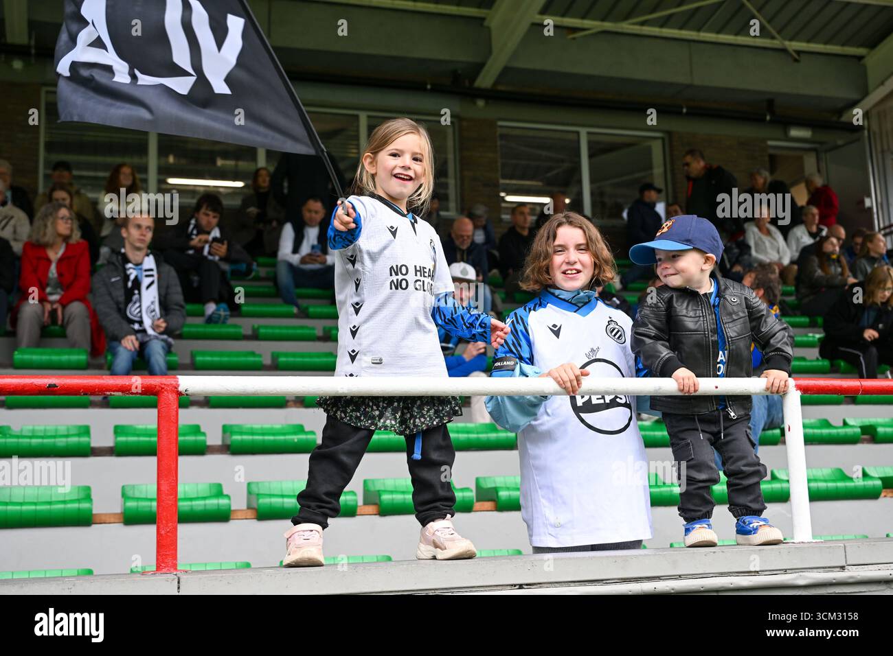 Aalter, Belgique. 13 septembre 2025. Jeunes fans et supporters du Club Brugge photographiés lors d'un match de football féminin entre le Club Brugge Dames YLA et le SV Zulte Waregem lors de la 2ème journée de la saison 2025-2026 de la Super League belge Lotto Womens, le samedi 13 septembre 2025 à Aalter, BELGIQUE . (Photo de David Catry/Sportpix/Content Curation/SIPA USA) crédit : SIPA US/Alamy Live News Banque D'Images