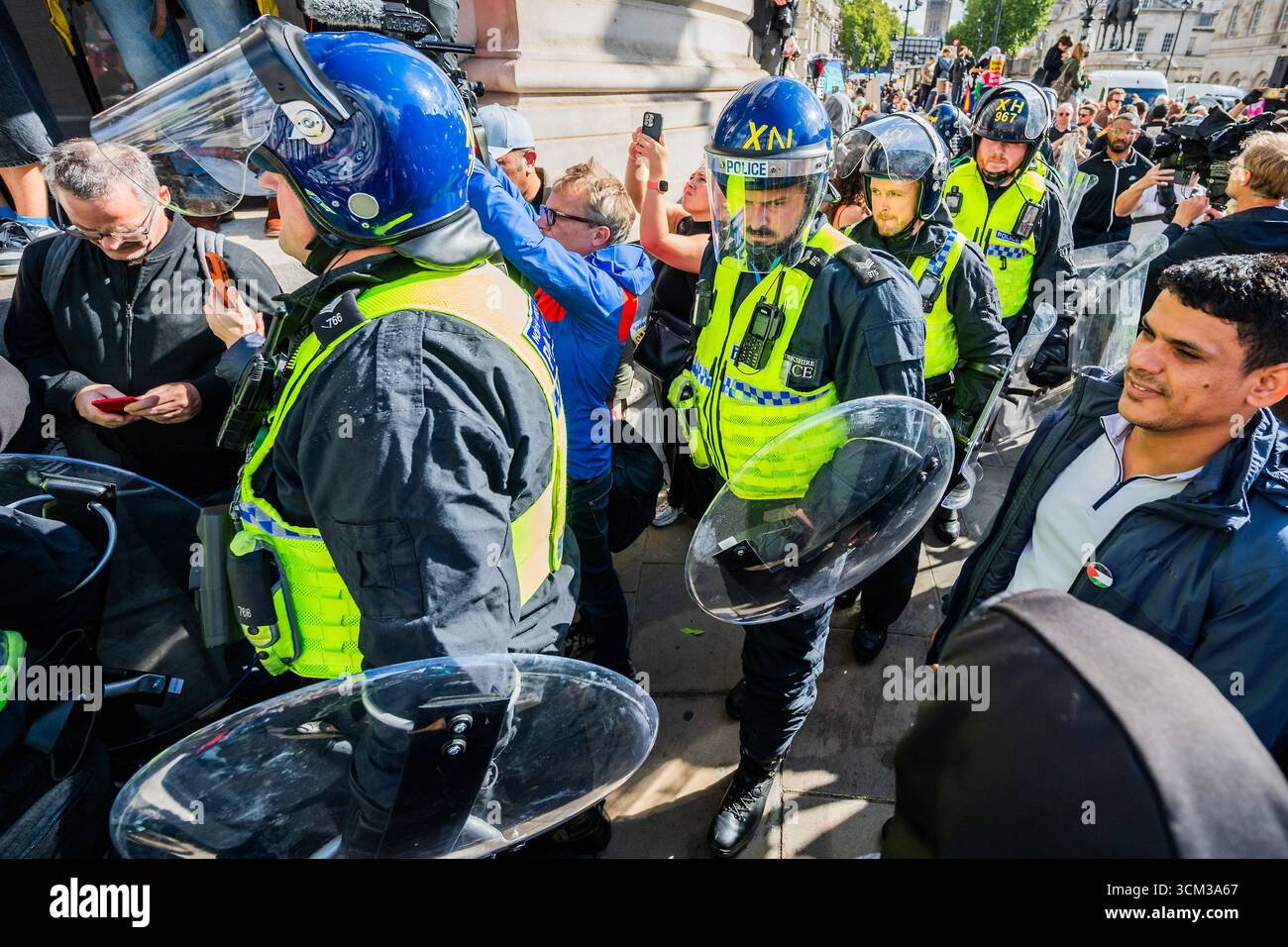 Londres, Royaume-Uni. 13 septembre 2025. La police anti-émeute est appelée comme Un stop au racisme, un stop à la haine et un stop la manifestation d'extrême droite est menacée dans une rue latérale par des partisans de la marche et rassemblement « Unite the Kingdom » organisée par Stephen Yaxley Lennon, également connu sous le nom de Tommy Robinson. Crédit : Guy Bell/Alamy Live News Banque D'Images Londres, Royaume-Uni. 13 septembre 2025. La police anti-émeute est appelée comme Un stop au racisme, un stop à la haine et un stop la manifestation d'extrême droite est menacée dans une rue latérale par des partisans de la marche et rassemblement « Unite the Kingdom » organisée par Stephen Yaxley Lennon, également connu sous le nom de Tommy Robinson. Crédit : Guy Bell/Alamy Live News Banque D'Images
