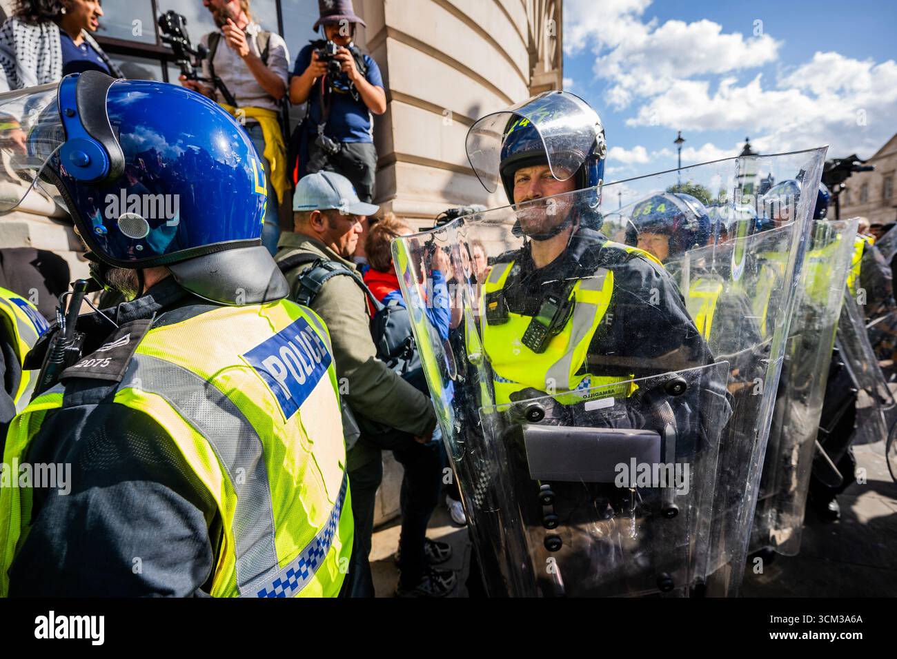 Londres, Royaume-Uni. 13 septembre 2025. La police anti-émeute est appelée comme Un stop au racisme, un stop à la haine et un stop la manifestation d'extrême droite est menacée dans une rue latérale par des partisans de la marche et rassemblement « Unite the Kingdom » organisée par Stephen Yaxley Lennon, également connu sous le nom de Tommy Robinson. Crédit : Guy Bell/Alamy Live News Banque D'Images Londres, Royaume-Uni. 13 septembre 2025. La police anti-émeute est appelée comme Un stop au racisme, un stop à la haine et un stop la manifestation d'extrême droite est menacée dans une rue latérale par des partisans de la marche et rassemblement « Unite the Kingdom » organisée par Stephen Yaxley Lennon, également connu sous le nom de Tommy Robinson. Crédit : Guy Bell/Alamy Live News Banque D'Images