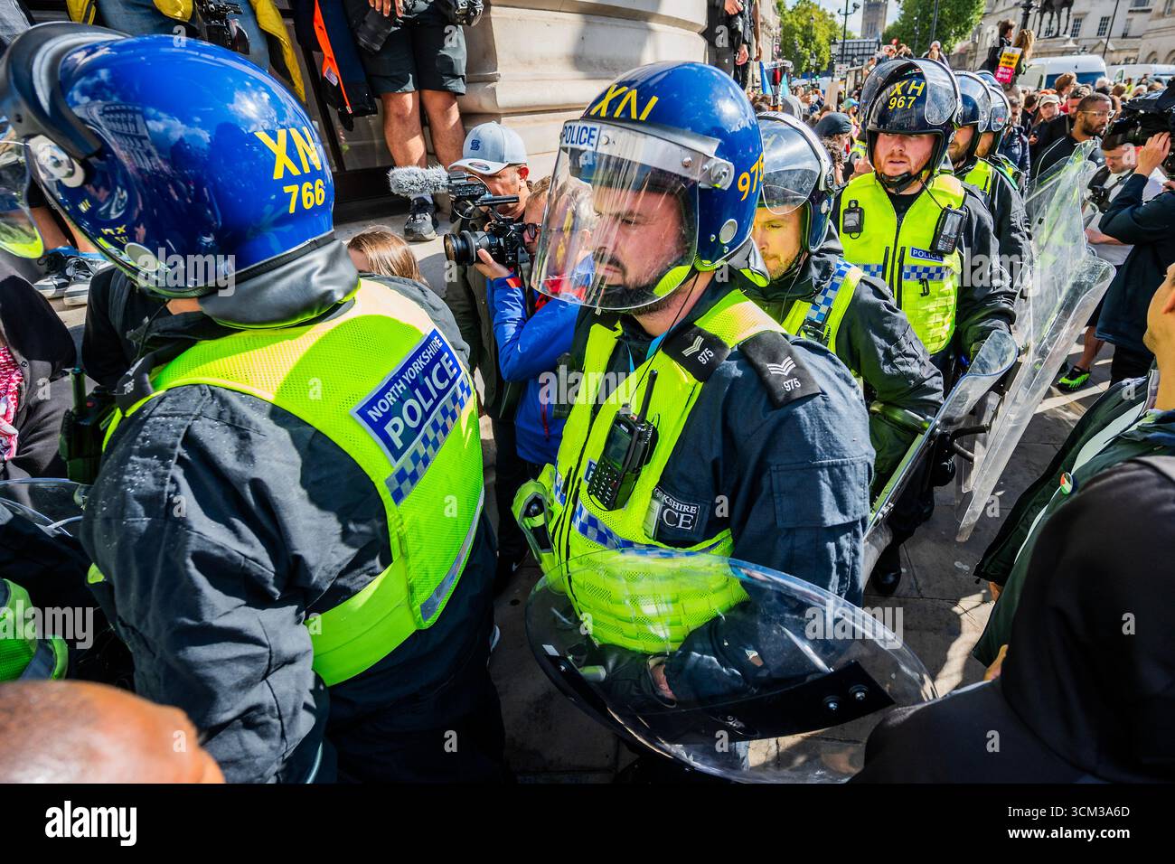 Londres, Royaume-Uni. 13 septembre 2025. La police anti-émeute est appelée comme Un stop au racisme, un stop à la haine et un stop la manifestation d'extrême droite est menacée dans une rue latérale par des partisans de la marche et rassemblement « Unite the Kingdom » organisée par Stephen Yaxley Lennon, également connu sous le nom de Tommy Robinson. Crédit : Guy Bell/Alamy Live News Banque D'Images Londres, Royaume-Uni. 13 septembre 2025. La police anti-émeute est appelée comme Un stop au racisme, un stop à la haine et un stop la manifestation d'extrême droite est menacée dans une rue latérale par des partisans de la marche et rassemblement « Unite the Kingdom » organisée par Stephen Yaxley Lennon, également connu sous le nom de Tommy Robinson. Crédit : Guy Bell/Alamy Live News Banque D'Images