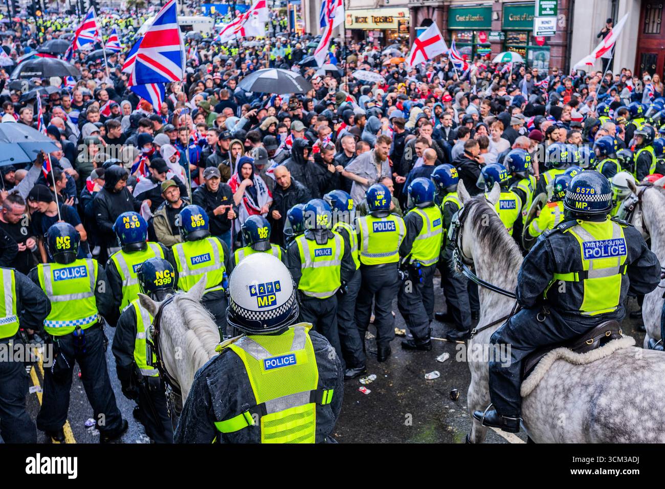 Londres, Royaume-Uni. 13 septembre 2025. Après avoir jeté des bouteilles, la police finit par repousser les manifestants de droite en utilisant des agents anti-émeute, des chevaux et des chiens, mais peu d'arrestations sont effectuées - la police perd le contrôle et permet à la manifestation d'extrême droite d'entourer Un arrêt au racisme, un arrêt à la haine et un arrêt à la manifestation d'extrême droite. marche et rassemblement « Unite the Kingdom » organisés par Stephen Yaxley Lennon, également connu sous le nom de Tommy Robinson. Crédit : Guy Bell/Alamy Live News Banque D'Images