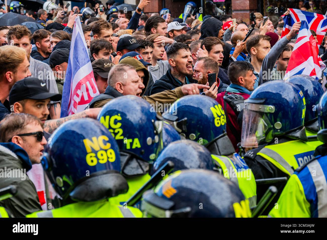 Londres, Royaume-Uni. 13 septembre 2025. Après avoir jeté des bouteilles, la police finit par repousser les manifestants de droite en utilisant des agents anti-émeute, des chevaux et des chiens, mais peu d'arrestations sont effectuées - la police perd le contrôle et permet à la manifestation d'extrême droite d'entourer Un arrêt au racisme, un arrêt à la haine et un arrêt à la manifestation d'extrême droite. marche et rassemblement « Unite the Kingdom » organisés par Stephen Yaxley Lennon, également connu sous le nom de Tommy Robinson. Crédit : Guy Bell/Alamy Live News Banque D'Images
