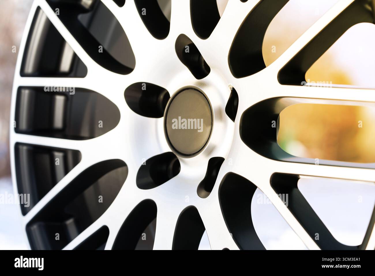 Vue rapprochée d'une jante en alliage moderne avec une combinaison frappante de finitions noir et argent. Cette conception de roue met l'accent sur la performance et le style Banque D'Images