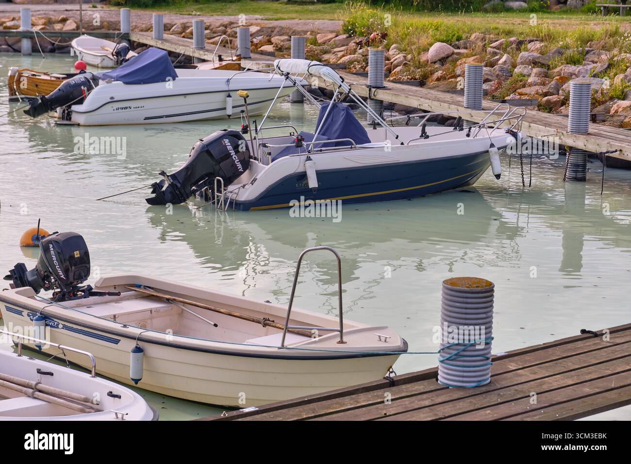 Vistorps Hamn, Suède ; 19 août 2025 : bateaux de pêche avec moteurs hors-bord Mercury amarrés à la marina de Vistorps Hamn. Banque D'Images