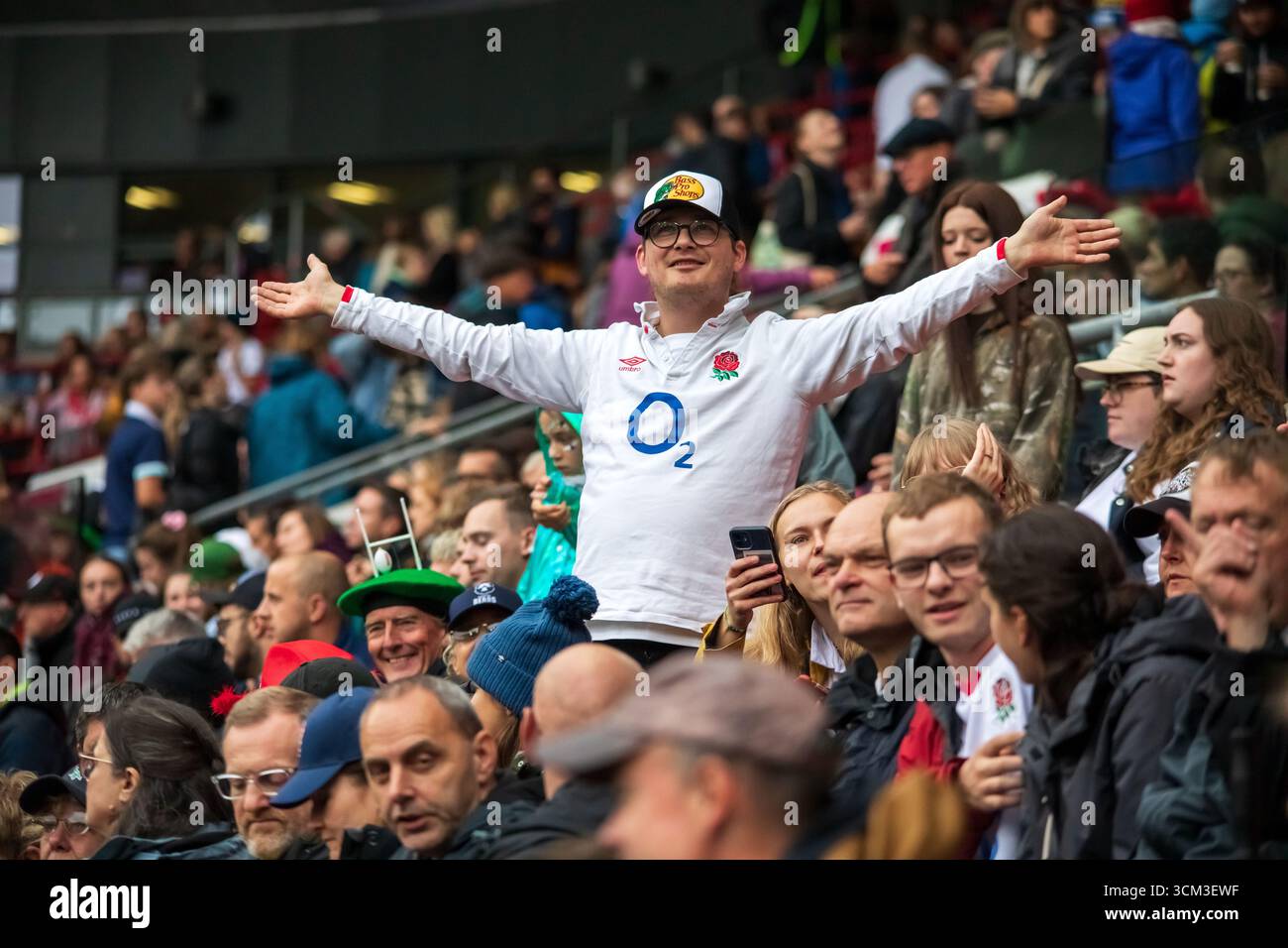 Bristol, Royaume-Uni, le 14 septembre 2025 les supporters anglais s'imprégnent de l'atmosphère avant le match contre l'Écosse au stade Ashton Gate pour le quart de finale 4, Coupe du monde de rugby féminin, Ashton Gate, Bristol, Royaume-Uni. Alex Williams / Alamy Live News Banque D'Images