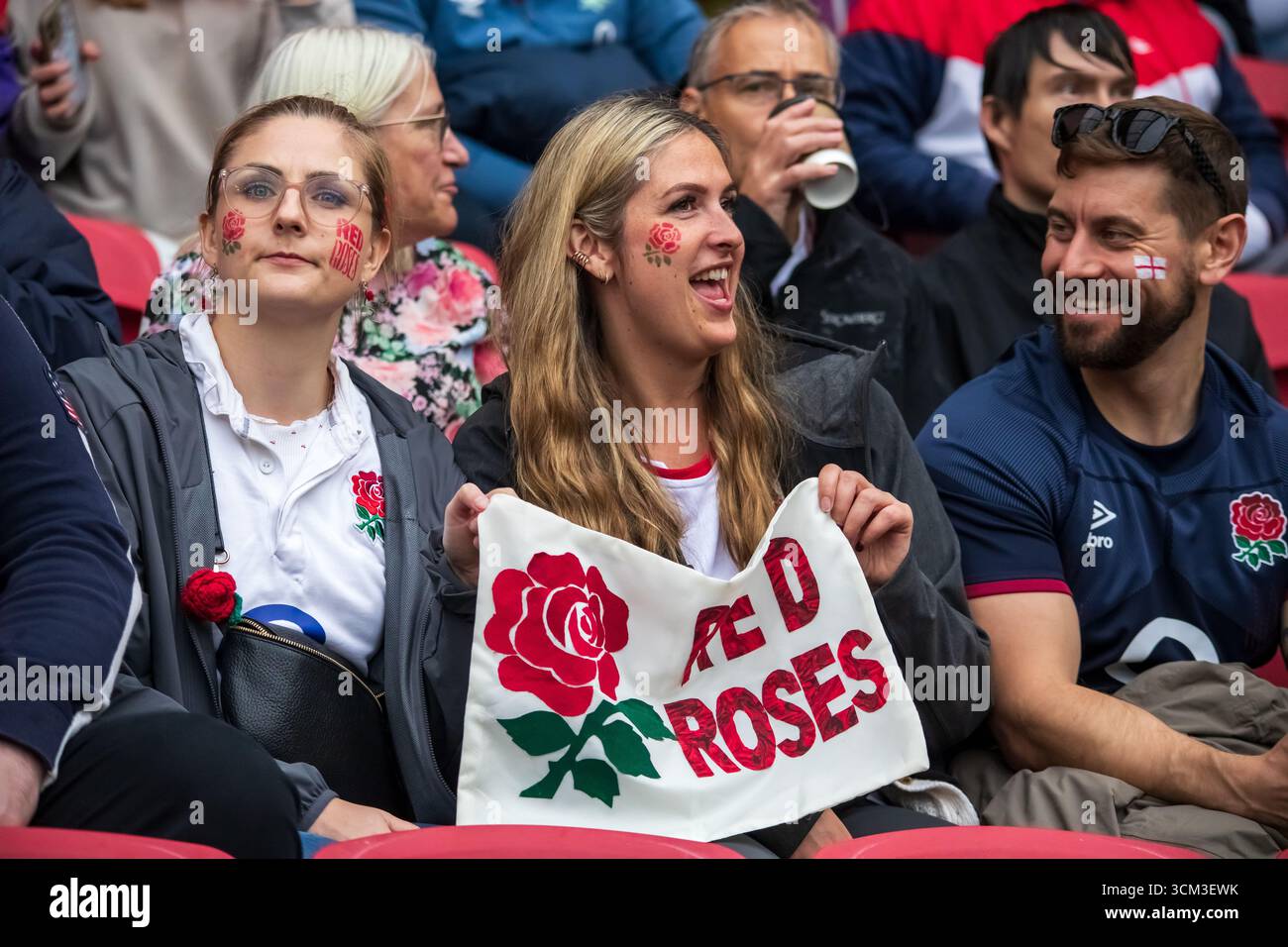 Bristol, Royaume-Uni, le 14 septembre 2025 les supporters anglais s'imprégnent de l'atmosphère avant le match contre l'Écosse au stade Ashton Gate pour le quart de finale 4, Coupe du monde de rugby féminin, Ashton Gate, Bristol, Royaume-Uni. Alex Williams / Alamy Live News Banque D'Images