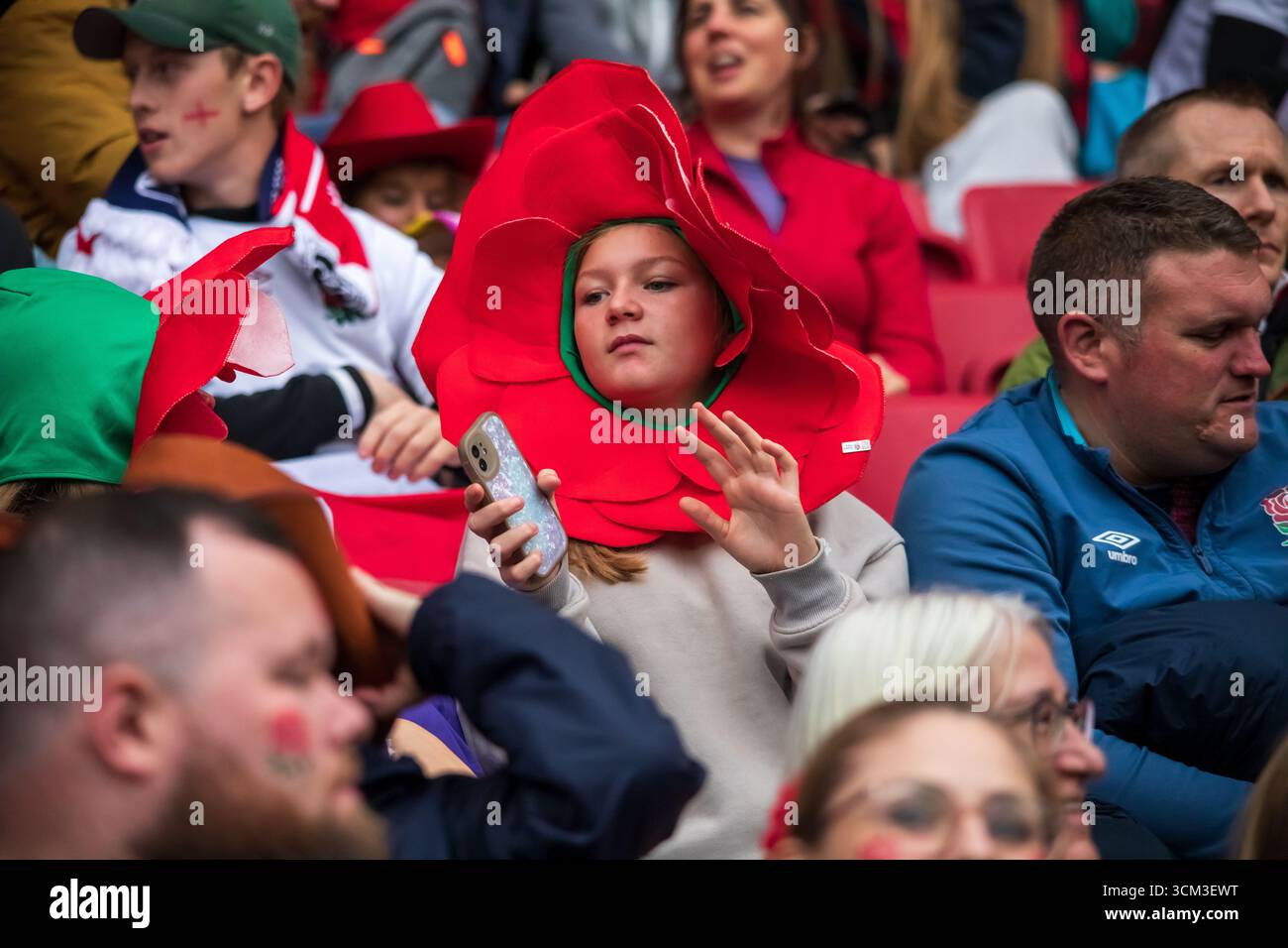 Bristol, Royaume-Uni, le 14 septembre 2025 les supporters anglais s'imprégnent de l'atmosphère avant le match contre l'Écosse au stade Ashton Gate pour le quart de finale 4, Coupe du monde de rugby féminin, Ashton Gate, Bristol, Royaume-Uni. Alex Williams / Alamy Live News Banque D'Images