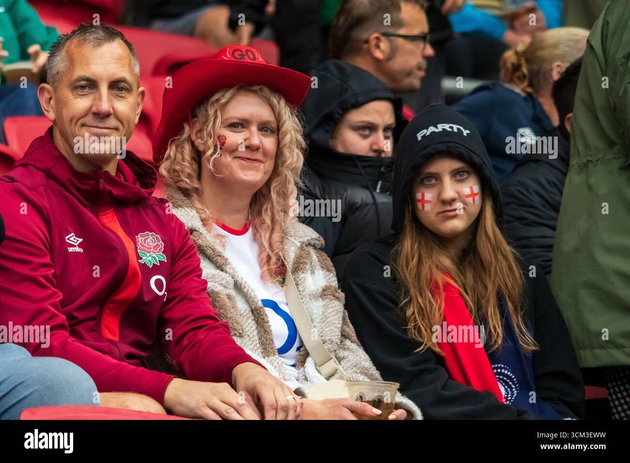 Bristol, Royaume-Uni, le 14 septembre 2025 les supporters anglais s'imprégnent de l'atmosphère avant le match contre l'Écosse au stade Ashton Gate pour le quart de finale 4, Coupe du monde de rugby féminin, Ashton Gate, Bristol, Royaume-Uni. Alex Williams / Alamy Live News Banque D'Images