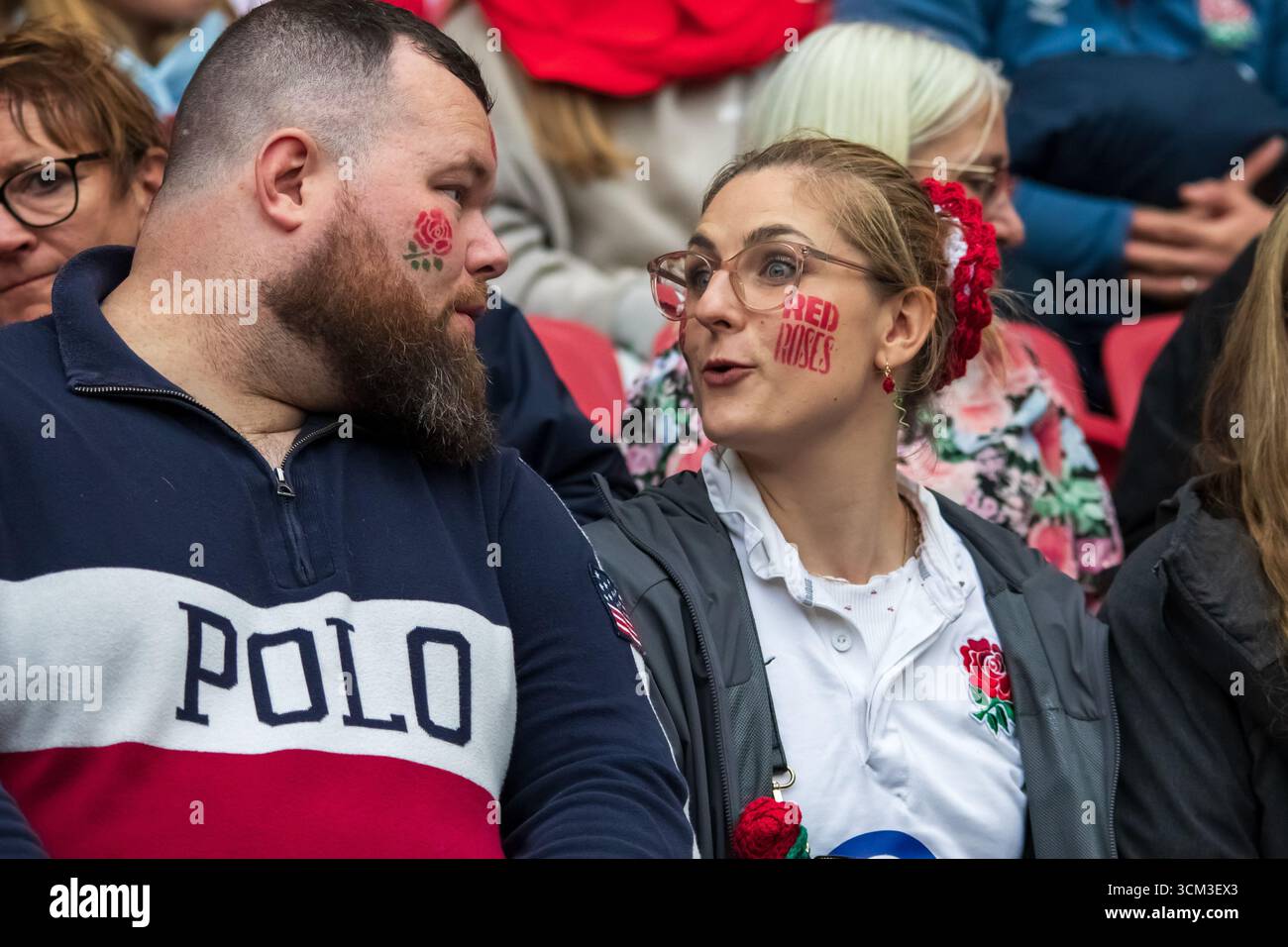 Bristol, Royaume-Uni, le 14 septembre 2025 les supporters anglais s'imprégnent de l'atmosphère avant le match contre l'Écosse au stade Ashton Gate pour le quart de finale 4, Coupe du monde de rugby féminin, Ashton Gate, Bristol, Royaume-Uni. Alex Williams / Alamy Live News Banque D'Images
