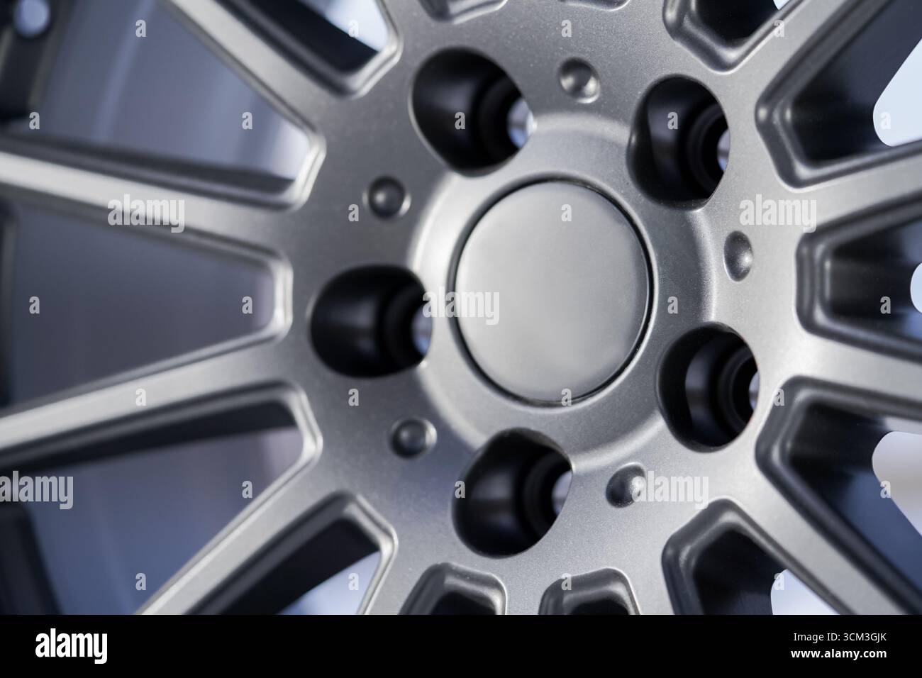 Jantes en alliage mat foncé coulées, gros plan des rayons. Banque D'Images