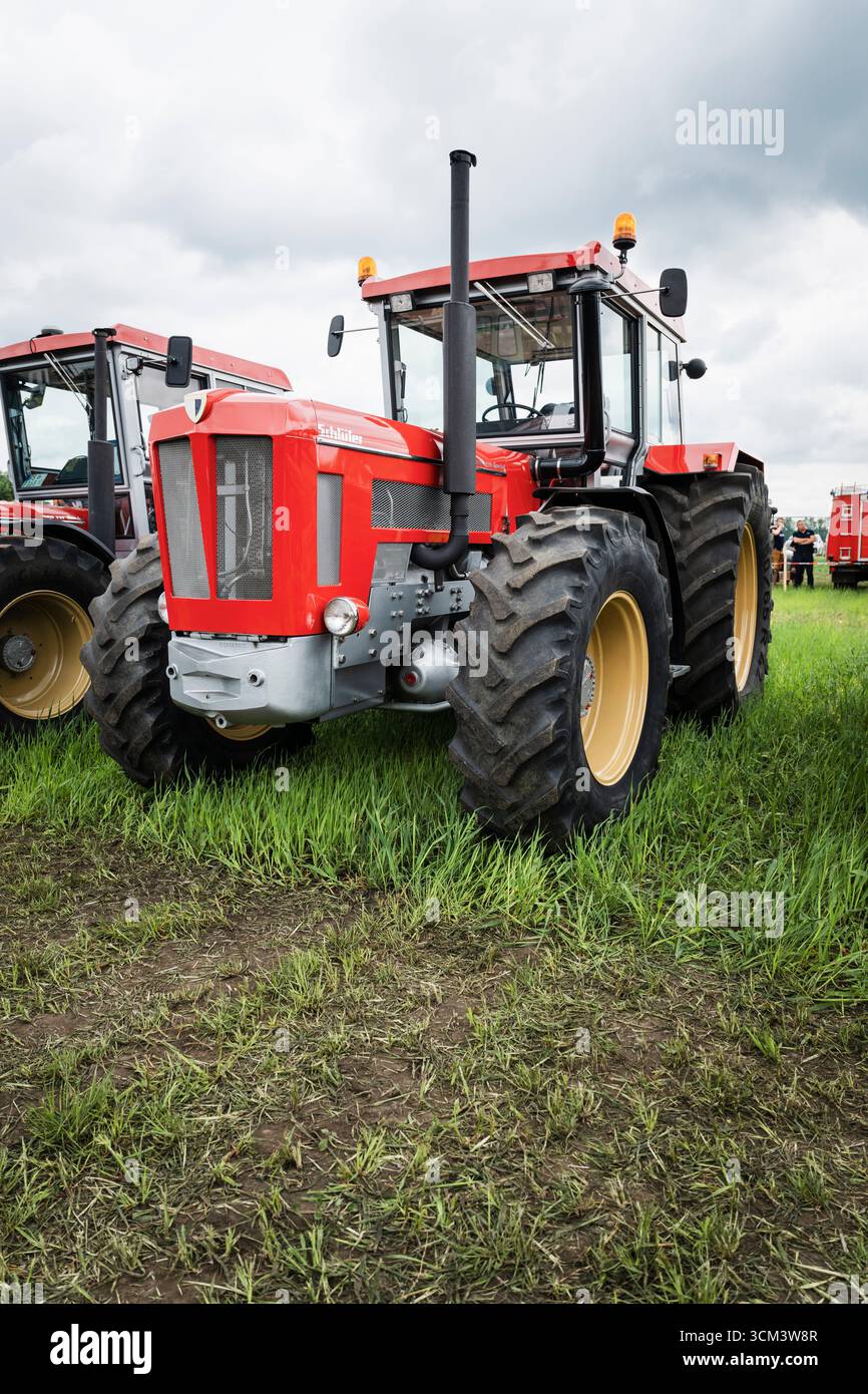 Un tracteur rouge Schlüter à un salon historique des tracteurs agricoles, Hallbergmoos, Bavière, Allemagne Banque D'Images