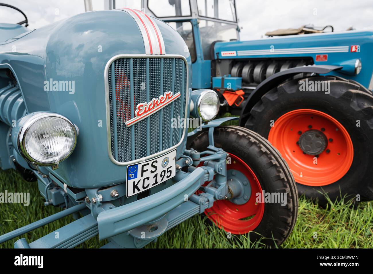 Un tracteur Eicher bleu-gris à une exposition de tracteurs historiques, Hallbergmoos, Bavière, Allemagne Banque D'Images
