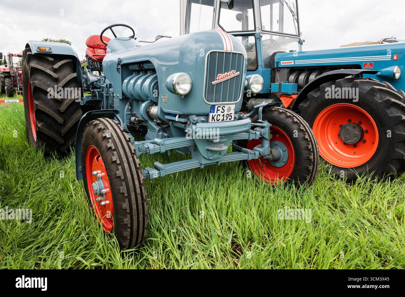 Un tracteur Eicher bleu-gris à une exposition de tracteurs historiques, Hallbergmoos, Bavière, Allemagne Banque D'Images
