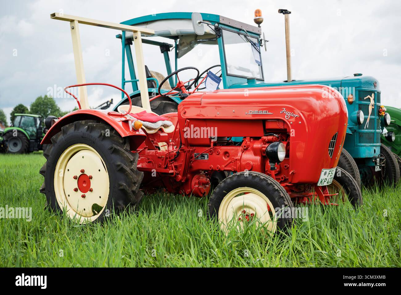 Une Porsche Junior Diesel rouge et un tracteur Hanomag bleu-gris lors d'une exposition de machines de traction historiques, Hallbergmoos, Bavière, Allemagne Banque D'Images