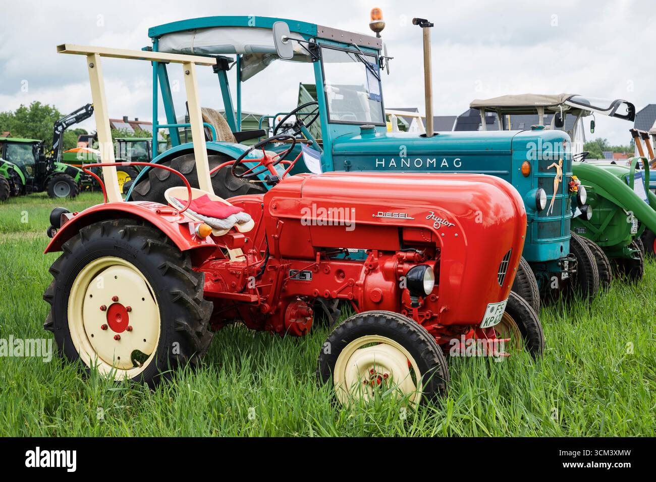Une Porsche Junior Diesel rouge et un tracteur Hanomag bleu-gris lors d'une exposition de machines de traction historiques, Hallbergmoos, Bavière, Allemagne Banque D'Images
