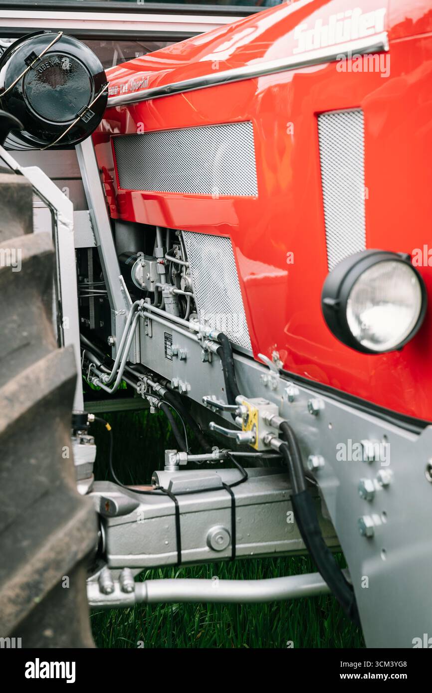 Essieu avant et capot d'un tracteur rouge Schlüter lors d'un rassemblement de tracteurs agricoles historiques, Hallbergmoos, Bavière, Allemagne Banque D'Images