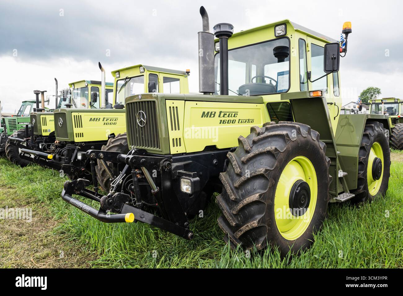 Tracteurs Mercedes-Benz MB Trac verts lors d'un salon historique des tracteurs agricoles, Hallbergmoos, Bavière, Allemagne Banque D'Images