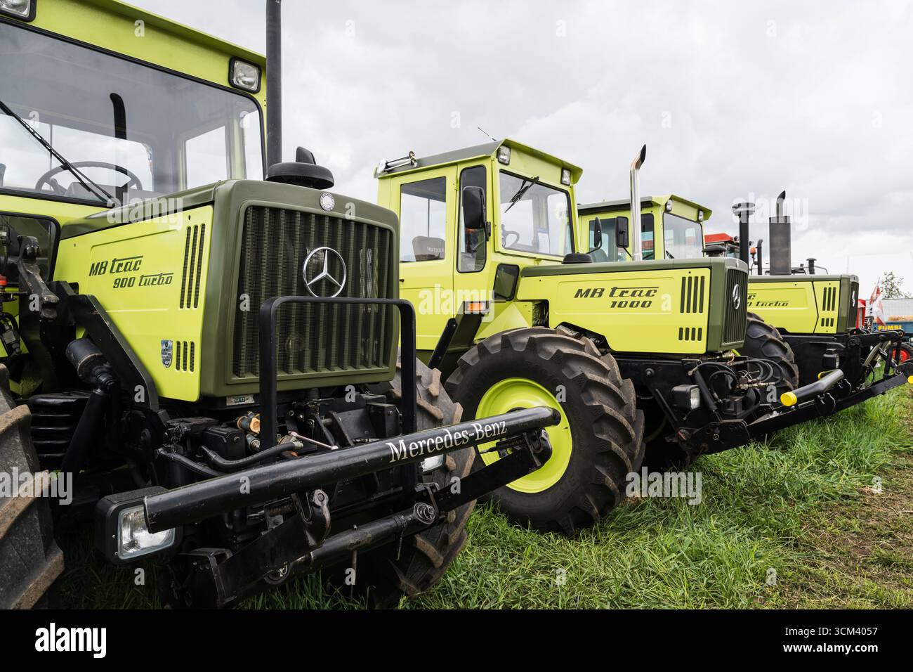 Tracteurs Mercedes-Benz MB Trac verts lors d'un salon historique des tracteurs agricoles, Hallbergmoos, Bavière, Allemagne Banque D'Images