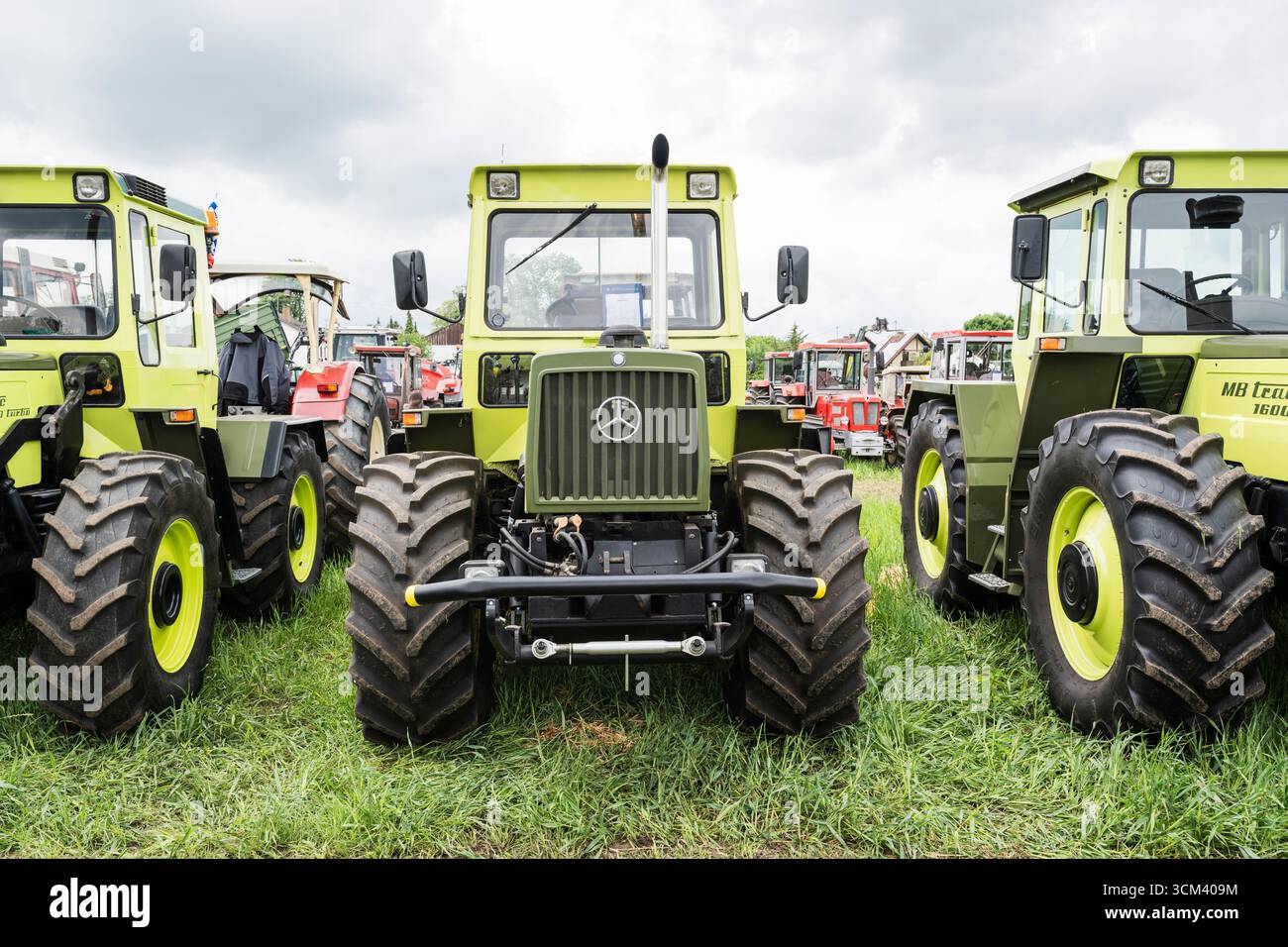 Tracteurs Mercedes-Benz MB Trac verts lors d'un salon historique des tracteurs agricoles, Hallbergmoos, Bavière, Allemagne Banque D'Images