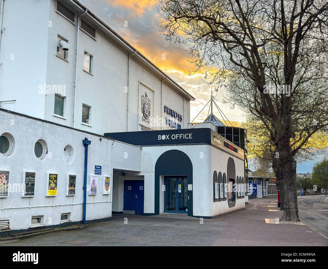 Torquay, Devon, Angleterre, Royaume-Uni - 23 avril 2025 : vue extérieure de l'entrée du box-office du Princess Theatre sur le front de mer à Torquay. Banque D'Images